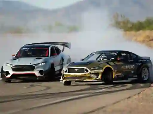 Žaidimas Drifting Mustang Car Puzzle internete